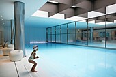 Frankreich,Paris,Hotel Le Royal Monceau,kleine Badende am Swimmingpool des von Philippe Starck entworfenen Hotels