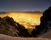 Frankreich,Isere,Le Moucherotte,Nachtansicht der Stadt Grenoble von der Spitze des Vercors-Gebirges