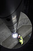 Frankreich,zwischen Calvados und Seine Maritime,die Pont de Normandie (Normandie-Brücke),Öffnung im Pylon, um ein Kabel zu führen, das die Brücke stützt,Julien Bérard vom technischen Dienst der CCI Seine Estuaire