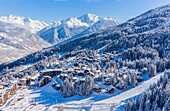 Frankreich,Savoie,Tarentaise-Tal,La Tania ist eines der größten Skigebiete Frankreichs,im Herzen von Les Trois Vallees (Die drei Täler),eines der größten Skigebiete der Welt mit 600km markierten Pisten,westlicher Teil des Vanoise-Massivs,Blick auf den Grand Bec Peak (3398m) im Parc National de La Vanoise (Luftaufnahme)