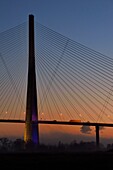 Frankreich,zwischen Calvados und Seine Maritime,die Pont de Normandie (Normandiebrücke) in der Morgendämmerung,sie überspannt die Seine und verbindet die Städte Honfleur und Le Havre