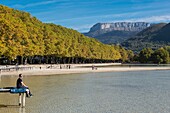 Frankreich,Haute Savoie,Annecy,der See am Rande der Paquier-Esplanade,bei sehr niedrigem Wasserstand während der Dürre von 2018 und der Berg Parmelan im Bornes-Massiv