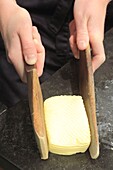 Frankreich,Ille et Vilaine,Smaragdküste,Saint Malo,La Maison du Beurre Bordier,Aufschäumen von Butter zur Bildung von Plättchen
