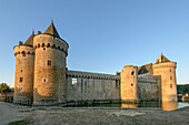 Frankreich,Morbihan,Sarzeau,das Schloss von Suscinio auf der Halbinsel von Rhuys bei Sonnenaufgang