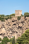 Frankreich,Var,Provence Verte,Cotignac,das Dorf am Fuße eines 80 Meter hohen und 400 Meter breiten Tuffsteinfelsens und einer der beiden Türme bleibt von der feudalen Burg übrig