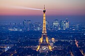 Frankreich,Paris,Weltkulturerbe der UNESCO,Eiffelturm (© SETE-illuminations Pierre Bideau) und La Defense nach Sonnenuntergang
