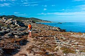 Frankreich,Haute Corse,Agriates-Wüste,Frau beim Wandern