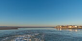 Frankreich,Somme,Baie de Somme,Le Crotoy,Winter,Le Crotoy vom Spülteich aus gesehen,die Strudel im Vordergrund sind auf das Wasser zurückzuführen, das aus den Schleusen strömt, um die Sedimentablagerungen zu verjagen und gegen die Verschlammung der Bucht zu kämpfen