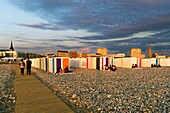 Frankreich,Seine Maritime,Le Havre,von Auguste Perret wiederaufgebaute Stadt, von der UNESCO zum Weltkulturerbe erklärt,Kieselstrand und seine Hütten