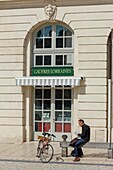 Frankreich,Meurthe et Moselle,Nancy,Stanislas-Platz (ehemaliger königlicher Platz),erbaut von Stanislas Leszczynski,König von Polen und letzter Herzog von Lothringen im 18. Jahrhundert,von der UNESCO zum Weltkulturerbe erklärt,Statue von Stanislas Lezsczynski,Mann sitzend vor der Fassade eines der beiden Petits Pavillons (kleine Pavillons) am Place Stanislas (Stanislas-Platz)