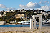 Frankreich,Seine Maritime,Sainte-Adresse bei Le Havre,während des Ersten Weltkriegs war es die Verwaltungshauptstadt des besetzten Belgiens,die belgische Regierung zog deshalb von Oktober 1914 bis November 1918 in das am Hang sichtbare Dufayel-Gebäude,UP # 3 Skulptur der Künstler Sabina Lang und Daniel Baumann am großen Kieselstrand von Le Havre im Vordergrund