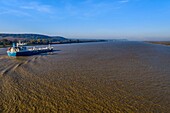 Frankreich,Seine Maritime,Naturschutzgebiet der Seine-Mündung,Frachtschiff auf der Seine von Rouen aus, im Hintergrund die Normandie-Brücke (Luftaufnahme)