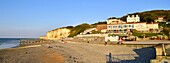 Frankreich,Normandie,Seine Maritime,Pays de Caux,Cote d'Albatre,Veules les Roses,Die schönsten Dörfer Frankreichs,der Strand und die Klippen
