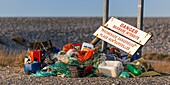 Frankreich,Somme,Bucht von Somme,La Molliere d'Aval,Cayeux sur Mer,Makroabfälle, die von den Spaziergängern an der Kieselsteinkordel aufgesammelt werden