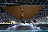 Frankreich,Somme,Amiens,Platz Alphonse Fiquet,Perret-Turm aus Stahlbeton, entworfen vom Architekten Auguste Perret, eingeweiht 1952, und das Glasdach des Bahnhofs, entworfen vom Architekten Claude Vasconi