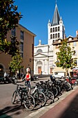 Frankreich,Haute Savoie,Annecy,Parkplatz für Fahrräder in der Straße am See vor der Fassade und dem Glockenturm der Kirche Notre Dame