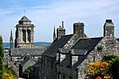 Frankreich,Finistere,Locronan,Label Les Plus Beaux Villages de France (Die schönsten Dörfer Frankreichs),Dorf,Kirche Saint Ronan aus dem 15. Jahrhundert,blühender Rhododendron