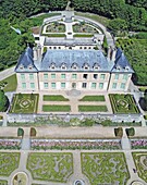 Frankreich,Val d'Oise,Auvers sur Oise,Schloss aus dem 17. Jahrhundert und sein französischer Garten (Luftaufnahme)