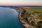 Frankreich,Calvados,Arromanches les Bains,Klippen von Cap Manvieux und Arromanches les Bains im Hintergrund (Luftaufnahme)