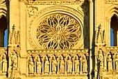 Frankreich,Somme,Amiens,Kathedrale Notre-Dame,Juwel der gotischen Kunst,von der UNESCO zum Weltkulturerbe erklärt,die Westfassade,Galerie der Königsstatuen über den 3 Portalen