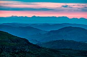 Frankreich,Ardeche,Parc Naturel Regional des Monts d'Ardeche (Regionales Naturschutzgebiet der Berge der Ardeche),Alpes Berge im Hintergrund,Vivarais,Sucs Gebiet