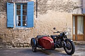 Frankreich,Vaucluse,Regionaler Naturpark Luberon,Cucuron,Oldtimer-Seitenwagen in einer Gasse des Dorfes