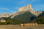 Frankreich,Isere,Massif du Vercors,Trieves,Weizenstrohballen zum Dorf Chichilianne und Mont Aiguille