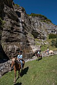Frankreich,Haute Savoie,Sixt Fer a Cheval,Reitertrekking im Circus du Fer a Cheval gegen das Ende der Welt zum Wasserfall von La Gouille und dem Osmanenkopf (2549m)