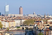 Frankreich,Rhone,Lyon,Altstadt, die zum UNESCO-Welterbe gehört,Panorama vom Stadtteil Les Pentes de la Croix-Rousse,Part-Dieu-Turm (oder der Bleistift) und Incity-Turm (oder Radiergummi) im Hintergrund