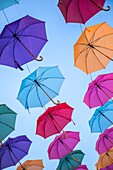 Frankreich,Var,Saint-Raphaël,bunte Regenschirme hängen über der Rue de la Liberté