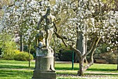 Frankreich,Meurthe et Moselle,Nancy,Parc de la Pepiniere (Pepiniere-Garten) neben dem Stanislas-Platz (ehemaliger königlicher Platz), erbaut von Stanislas Leszczynski, König von Polen und letzter Herzog von Lothringen im 18. Jahrhundert, von der UNESCO zum Weltkulturerbe erklärt, Statuengruppe "On Veille" (1885) von Edmond Desca aus weißem Marmor