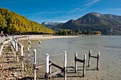 Frankreich,Haute Savoie,Annecy,der See am Rande der Paquier Esplanade,bei sehr niedrigem Wasserstand während der Dürre von 2018 und der Parmelan Berg im Bornes Massiv