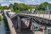 Frankreich,Paris,entlang des GR® Paris 2024 (oder GR75),städtischer Fernwanderweg zur Unterstützung der Pariser Bewerbung für die Olympischen Spiele 2024,Simone de Beauvoir-Fußgängerbrücke über die Seine