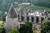 Frankreich,Morbihan,Josselin,Basilika Notre Dame du Roncier,das Schloss Rohan im Regen vom Glockenturm aus gesehen