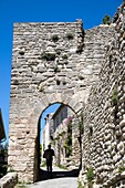 Frankreich,Vaucluse,Regionales Naturschutzgebiet Luberon,Saignon,Tor der Stadtmauern