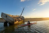 Frankreich,Morbihan,Insel Arz,Kajakfahrt im Golf von Morbihan bei Sonnenuntergang,vor dem Wrack der Spitze von Berno