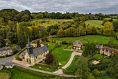 Frankreich,Calvados,Pays d'Auge,das Dorf La Roque-Baignard, in dem der Schriftsteller André Gide (1869-1951) Bürgermeister war (Luftaufnahme)