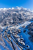 Frankreich,Savoie,Vanoise-Massiv,Tal der Haute Tarentaise,Montchavin,Teil des Paradiski-Gebietes,Blick auf das Skigebiet Peisey Vallandry und den Mont Pourri (3779m) (Luftaufnahme)