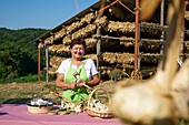 Frankreich,Gers,Casteron,Porträt von Christiane Pieters,Erzeugerin von weißem Knoblauch und Präsidentin des Vereins zur Verteidigung des weißen Knoblauchs in der Lomagne