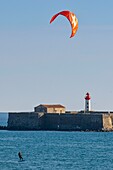Frankreich,Herault,Agde,Kap von Agde,Drachensurfer mit Fort Brescou im Hintergrund