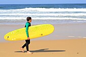 Frankreich,Landes,Capbreton,junger Surfer an der Atlantikküste