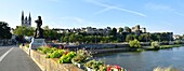 Frankreich,Maine et Loire,Angers,Beaurepaire-Statue auf der Verdun-Brücke über den Fluss Maine und die Kathedrale Saint Maurice