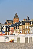 Frankreich,Somme,Mers-les-Bains,Badeort am Ufer des Ärmelkanals,der Strand und seine 300 Strandhütten,die Kreidefelsen im Hintergrund