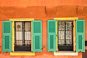 Frankreich,Alpes Maritimes,Nizza,von der UNESCO zum Weltkulturerbe erklärt,Fenster und Fensterläden eines Hauses im Viertel Vieux Nice