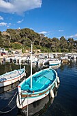 Frankreich,Var,Agay Gemeinde von Saint-Raphael,Corniche des Esterel,Cap du Dramont,Pointus,traditionelle Fischerboote im Hafen von Poussaï