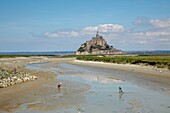Frankreich,Manche,Bucht von Mont Saint-Michel,von der UNESCO zum Weltkulturerbe erklärt,Blick auf die Insel und die Abtei von der Mündung des Couesnon