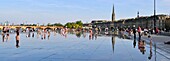 Frankreich,Gironde,Bordeaux,Welterbe der UNESCO,Stadtviertel Saint Pierre,Place de la Bourse,das von Jean-Max Llorca geleitete Spiegelbecken aus dem Jahr 2006,Hydrant und Basilika Saint Michel im Hintergrund