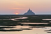 Frankreich,Manche,Bucht des Mont Saint Michel,von der UNESCO zum Weltkulturerbe erklärt,die Bucht und der Mont Saint Michel bei Herbstflut vom Roche Torin aus