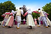 Frankreich,Finistere,Fest der Stickerinnen von Pont l'Abbé,Tänze des Cercle Strollad an Tour Iliz de la Turballe