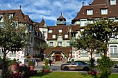 Frankreich,Calvados,Pays d'Auge,Deauville,Bentley geparkt vor dem Normandy Barriere Hotel